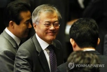 동료의원들과 대화하는 문재인 의원