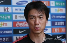 인터뷰하는 홍명보 감독