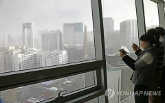 첫눈 촬영하는 직장인들