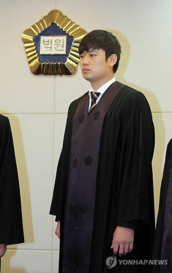 명예법관 손승락 '법복도 잘 어울리나요?'