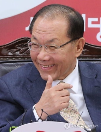 환하게 웃는 황우여 대표