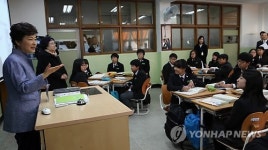 학생들의 질문에 답변하는 박 대통령