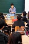 학생들에게 진로에 대해 말하는 박 대통령