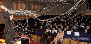 마술공연 보는 수능 수험생