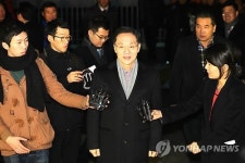 서울구치소 나서는 정두언 의원