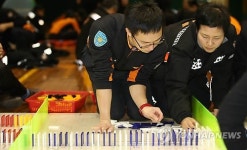 소방공무원들의 진지한 도미노 쌓기