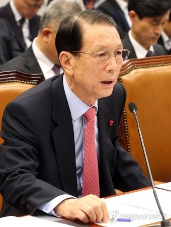 질의에 답하는 김기춘 대통령 비서실장