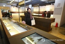 관람객들로 붐비는  김수영문학관