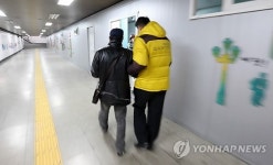 쉼터로 안내받는 노숙인