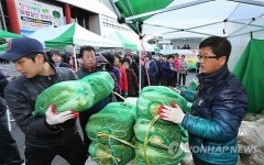김장배추 가격 껑충…농협 할인 판매장 긴줄