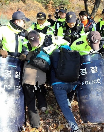 경찰과 충돌하는 밀양희망버스 참가자