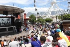 남아공 케이프타운서 K팝 댄스에 현지인, 관광객 환호