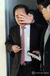 얼굴가린 조이제 서초구청 행정지원국장