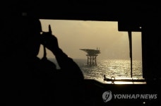 이어도 초계비행 동승…긴장감 팽팽
