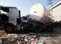거제서 LPG 탱크로리 차량 넘어져 2명 사상