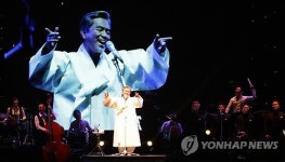 콘서트서 열창하는 소리꾼 장사익