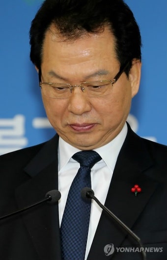 자료 보는 교육부 장관