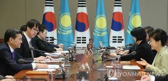카자흐 총리와 대화하는 박 대통령
