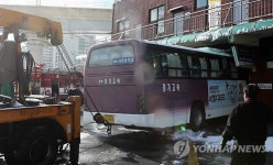 아찔…빙판 버스터미널서 시외버스 대합실 돌진