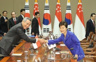 기념촬영하는 박 대통령과 리셴룽 싱가포르 총리