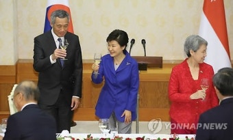 건배하는 박 대통령과 리셴룽 싱가포르 총리