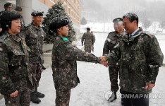 장병에게 간식 전하는 강창희 국회의장