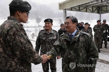 장병에게 간식 전하는 강창희 국회의장