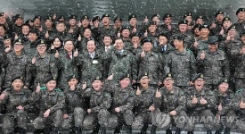 장병과 사진촬영하는 강창희 국회의장