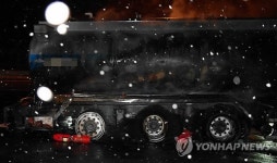 망향휴게소 진입로 염산운반 탱크로리에 불(종합)