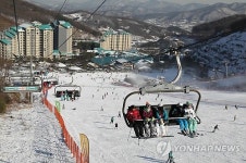 흰눈 사이로…전국 스키장·유명산 나들이객 북적