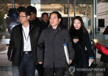 법정향하는 조이제 서초구청 행정지원국장