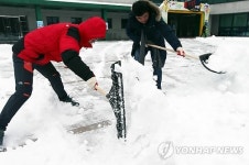<카메라뉴스>무주군 공무원 제설작업에 구슬땀