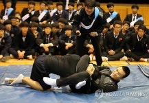 격투기 선수가 학교폭력 추방 캠페인