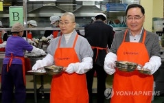 정 총리, 노인 무료급식 봉사
