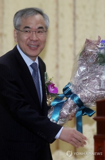 꽃다발 받은 국민수 서울고검장