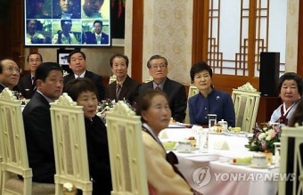 국민추천 포상 수여자들과 동영상 보는 박 대통령