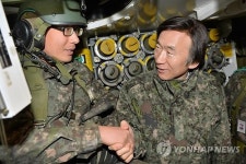 백마부대 방문한 윤병세 장관