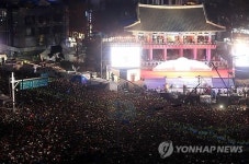 청마의 해 맞이하러 나온 시민들