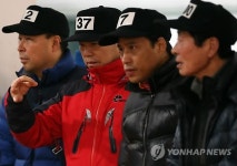 수산물값 흥정하는 경매사들