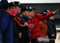 수산물값 흥정하는 경매사들