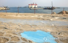 구럼비 바위 위에 짓는 제주해군기지 현장