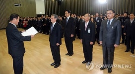 직원 포상하는 강창희 의장