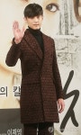 포즈 취하는 권율