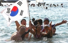 서귀포 겨울바다 펭귄수영대회 성황