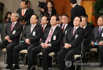 기자회견 배석한 청와대 비서실장과 수석비서관