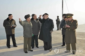 수산물냉동시설 시찰하는 북한 김정은 제1위원장