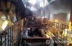 진도 시장 건물서 화재…1명 사망·17개 점포 전소(종합)