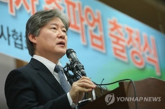 답하는 노환규 의협 회장
