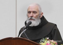 소감 밝히는 유의배 신부