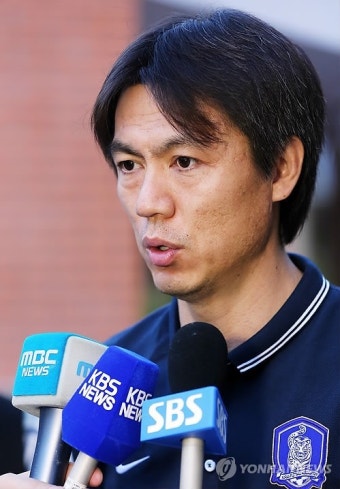 질문에 답하는 홍명보 감독